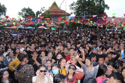 柬埔寨新年三天各省游客与宋干场面大比拼-柬之窗