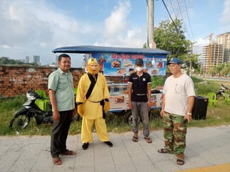 “唐僧与悟空”师徒二人在西港占道摆摊积极配合整顿-柬之窗