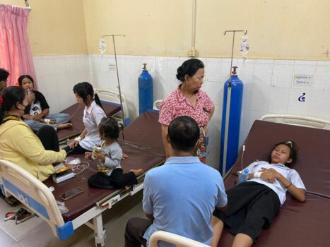 洪森波成东初中12名学生集体晕倒-柬之窗