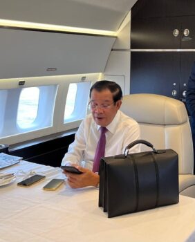 洪森首相晒专机上用餐照-柬之窗