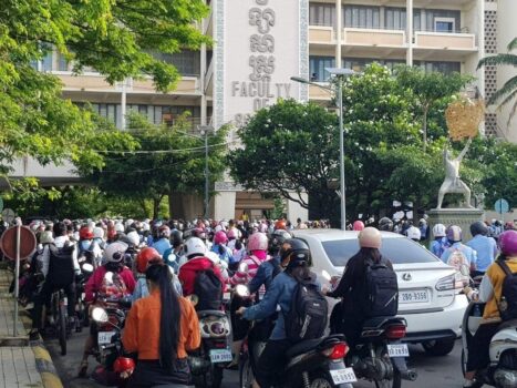 金边皇家大学疫情后学生返校的第一天，堵....-柬之窗