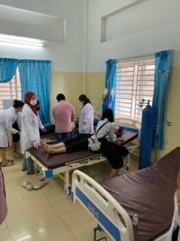 洪森波成东初中12名学生集体晕倒-柬之窗