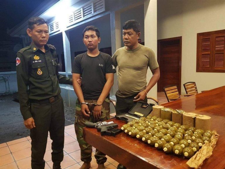 3名涉嫌非法贩卖武器嫌疑人被捕 50颗手榴弹 - 柬之窗-柬之窗