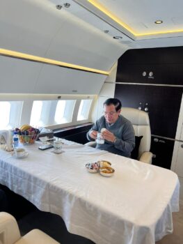 洪森首相晒专机上用餐照-柬之窗