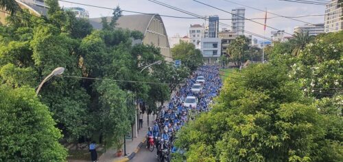 金边皇家大学疫情后学生返校的第一天，堵....-柬之窗
