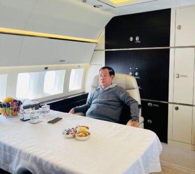 洪森首相晒专机上用餐照-柬之窗