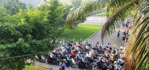 金边皇家大学疫情后学生返校的第一天，堵....-柬之窗