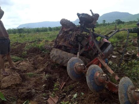 男子犁地踩雷当场死亡-柬之窗