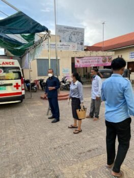 洪森波成东初中12名学生集体晕倒-柬之窗