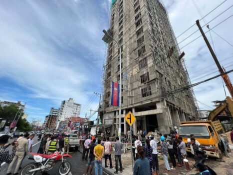 突发!西港某工地电梯坠毁至4人死亡,1人重伤-柬之窗