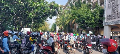 金边皇家大学疫情后学生返校的第一天，堵....-柬之窗