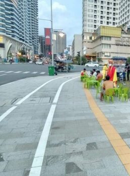 “唐僧与悟空”师徒二人在西港占道摆摊积极配合整顿-柬之窗