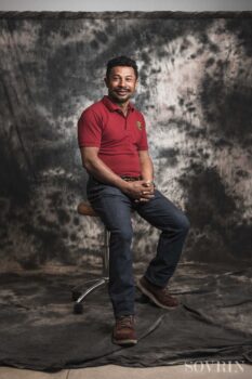 艺术家Ou Vandy将废弃摩托车做艺术雕像-柬之窗