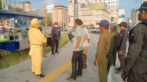 “唐僧与悟空”师徒二人在西港占道摆摊积极配合整顿-柬之窗