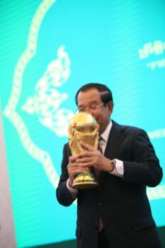 国际足联世界杯抵达柬埔寨，洪森首相亲吻世界杯-柬之窗