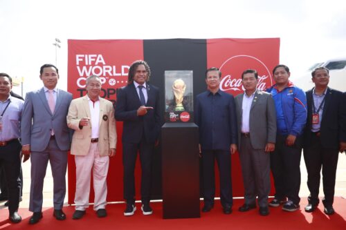 国际足联世界杯抵达柬埔寨，洪森首相亲吻世界杯-柬之窗