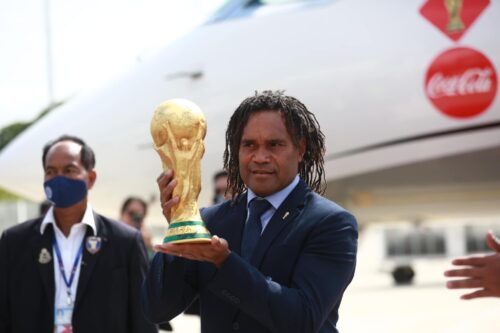 国际足联世界杯抵达柬埔寨,洪森首相亲吻世界杯-柬之窗