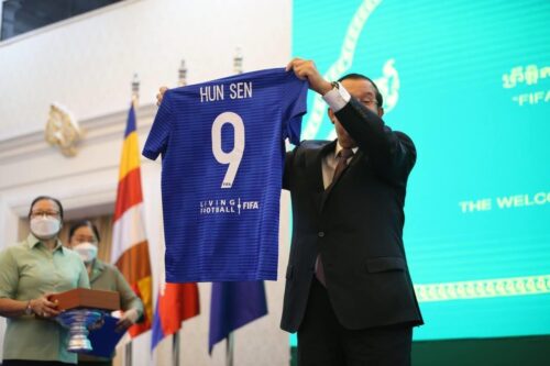 国际足联世界杯抵达柬埔寨，洪森首相亲吻世界杯-柬之窗