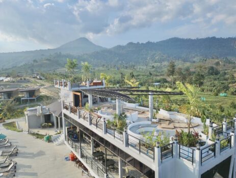 菩萨省1500山上耗资百万打造的度假村-柬之窗