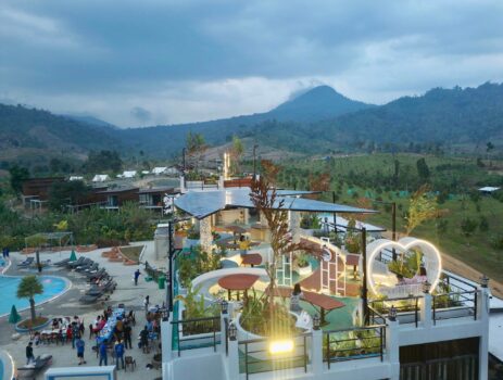 菩萨省1500山上耗资百万打造的度假村-柬之窗